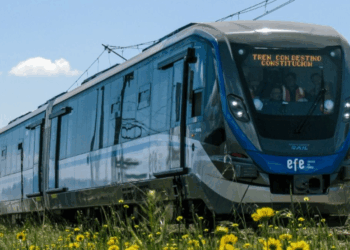 Modernización ferroviaria: nuevos trenes comienzan pruebas dinámicas en el Ramal Talca-Constitución.