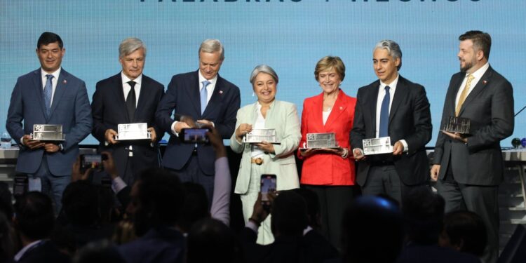 Encuesta Pulso Ciudadano: Jara se mantiene al frente y la brecha entre Kast y Matthei se reduce.