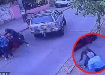 Brutal encerrona frente a jardín infantil deja a dos heridos a bala en Recoleta.