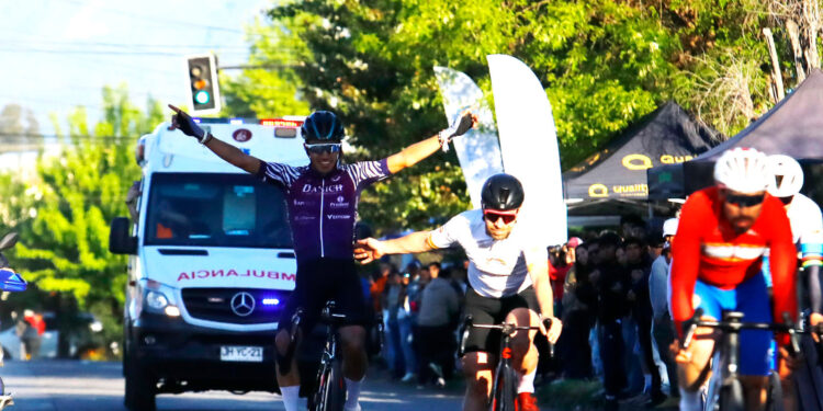 Cristóbal Ramírez Encabeza el Pódium de Curicó en la Clásica de Ciclismo.