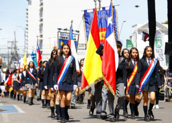 Curicó conmemora 282 años con un desfile cívico multitudinario.