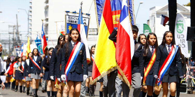 Curicó conmemora 282 años con un desfile cívico multitudinario.