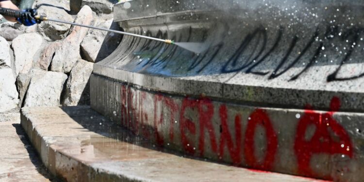 Gobernador interpone querella contra quienes vandalizaron la Fuente Alemana.