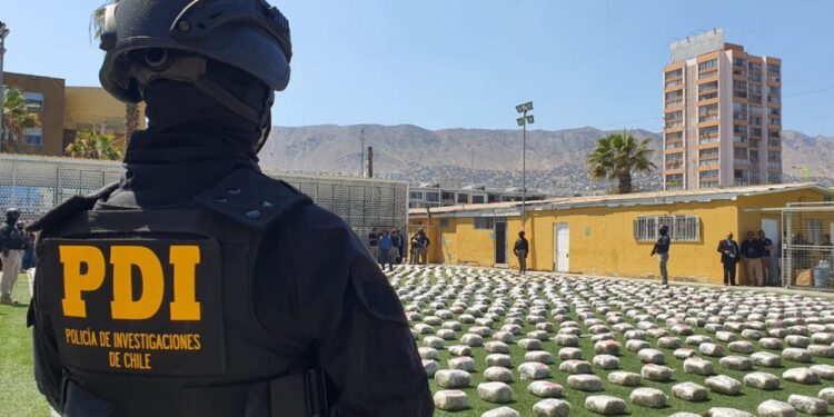 Confiscan 1,3 toneladas de estupefacientes en operativos policiales contra el crimen organizado y el narcotráfico transnacional en Antofagasta.