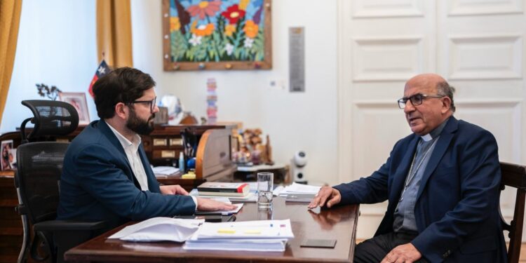Boric y Chomali discutieron asuntos de importancia nacional y se extendieron sobre la visita del Presidente al Vaticano en La Moneda.