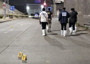 PDI reconoce a las víctimas del ataque armado en el acceso al túnel San Cristóbal: se indaga un posible sicariato o ajuste de cuentas en Huechuraba.