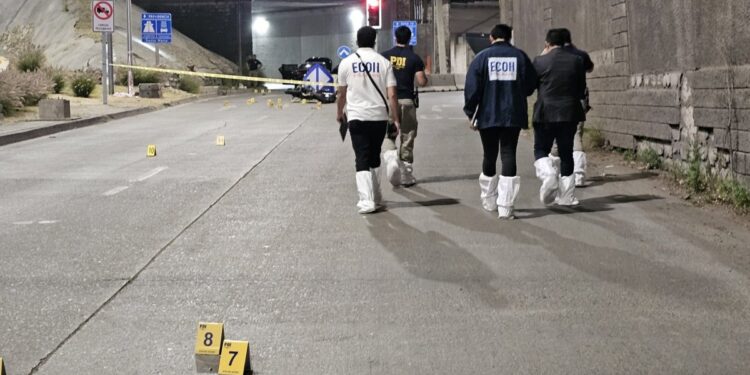 PDI reconoce a las víctimas del ataque armado en el acceso al túnel San Cristóbal: se indaga un posible sicariato o ajuste de cuentas en Huechuraba.