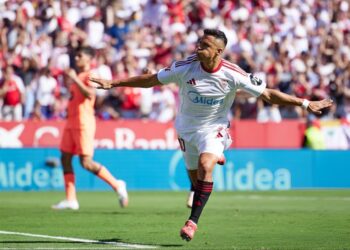 Alexis Sánchez anotó de penal y el Sevilla goleó 4-1 al Barcelona en La Liga.