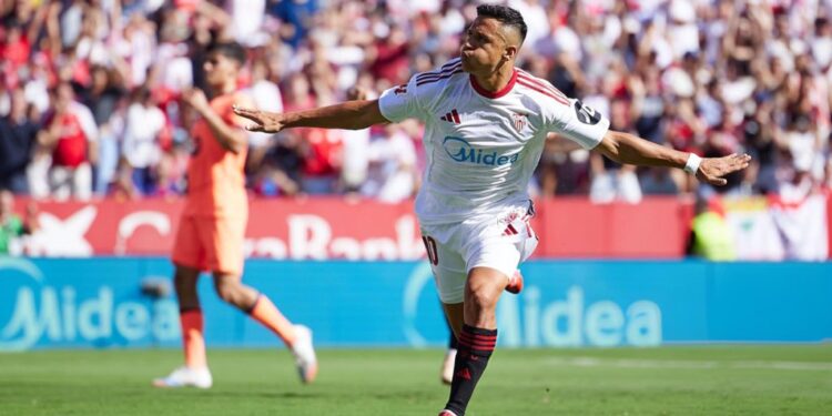 Alexis Sánchez anotó de penal y el Sevilla goleó 4-1 al Barcelona en La Liga.