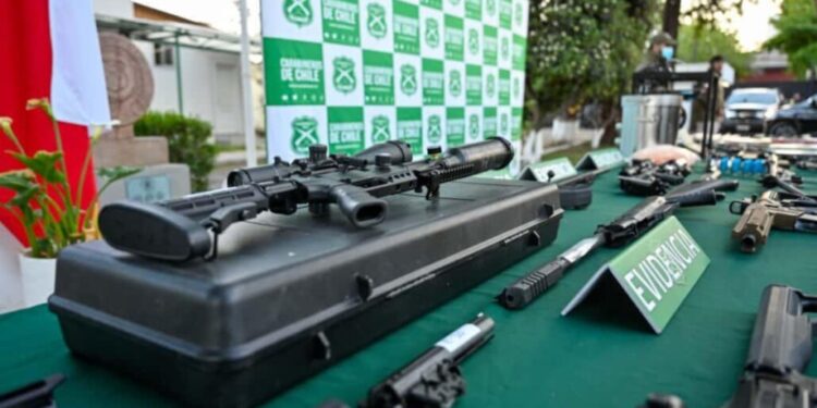 Arrestan a un reconocido empresario del Biobío por fabricar armas con componentes adquiridos en línea.