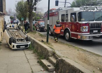 Automóvil acaba volcado sobre la vereda en la calle Quillota de Viña del Mar.