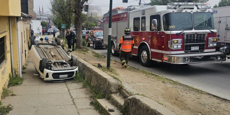 Automóvil acaba volcado sobre la vereda en la calle Quillota de Viña del Mar.