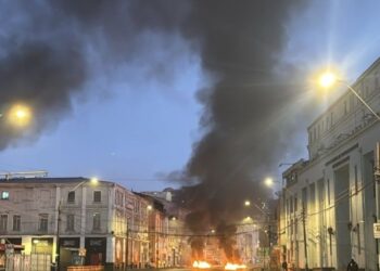 Los trabajadores portuarios volvieron a levantar barricadas en la Av. Errázuriz de Valparaíso.