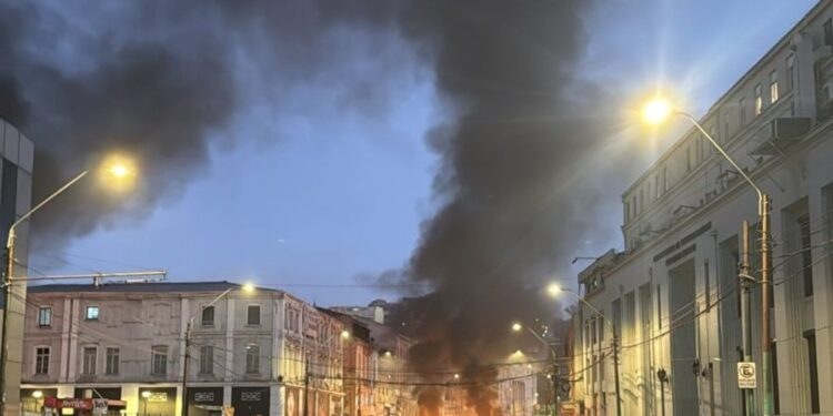 Los trabajadores portuarios volvieron a levantar barricadas en la Av. Errázuriz de Valparaíso.