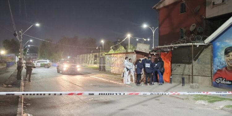 Joven de 20 a 25 años fue muerto a balazos en un bloque de Quilicura.