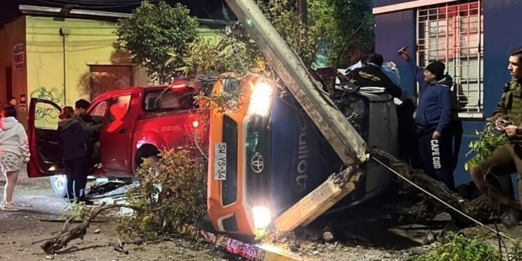 Cuatro personas resultaron heridas en un choque entre un automóvil y un vehículo de Seguridad Ciudadana que acabó volcado en Quillota.