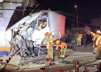 Una colisión de camión en Tocopilla deja una persona fallecida: el vehículo impactó otro automóvil, derribó postes y terminó incrustado en una ferretería.