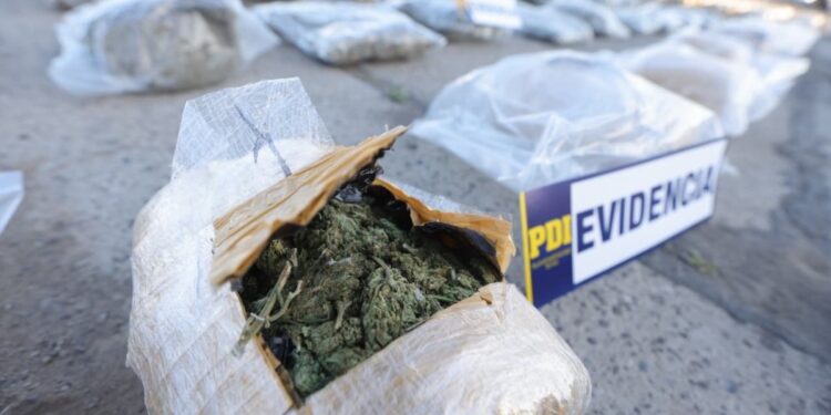 Desmantelan a banda que cambiaba coches robados por droga de Bolivia: se confiscan 800 kilos de marihuana.