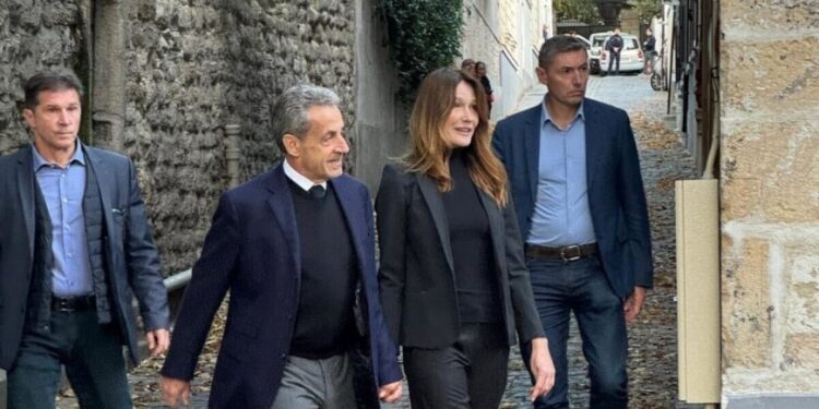 Nicolas Sarkozy ha iniciado su cumplimiento de una pena de 5 años de prisión por haber recibido fondos de campaña del régimen de Muamar Gadafi.