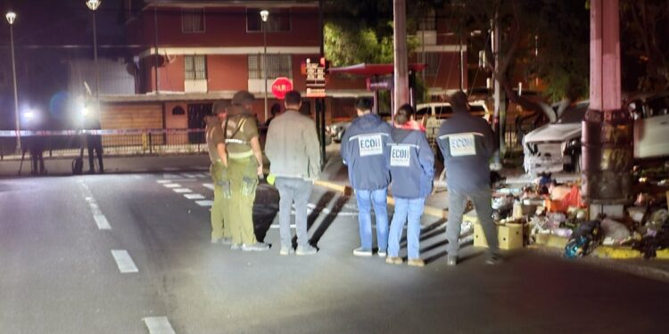 Hombre en estado crítico tras ser baleado junto a una mujer en un auto en La Pintana: se hallaron aproximadamente 50 vainillas.