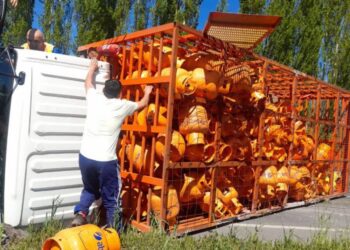 Camión de gas se volcó, provocando un corte en el suministro eléctrico en Cabrero: Conductor resultó herido.