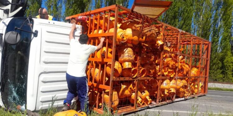 Camión de gas se volcó, provocando un corte en el suministro eléctrico en Cabrero: Conductor resultó herido.