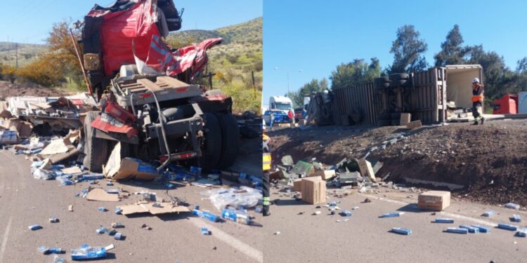 Camión vuelca en la Ruta 5 y causa la muerte de dos personas: Llevaba una carga de cigarrillos.