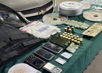 Cuatro arrestados por tráfico en Los Ángeles: drogas, munición, chaleco antibalas y un vehículo robado.