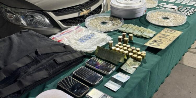 Cuatro arrestados por tráfico en Los Ángeles: drogas, munición, chaleco antibalas y un vehículo robado.