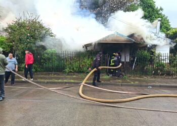 Incendio consume al menos una casa en el centro de Mulchén.