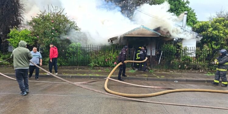 Incendio consume al menos una casa en el centro de Mulchén.
