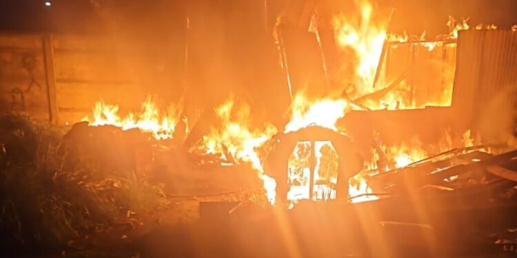 Incendio en villa de Negrete causa la muerte de una persona: el hecho está bajo investigación.