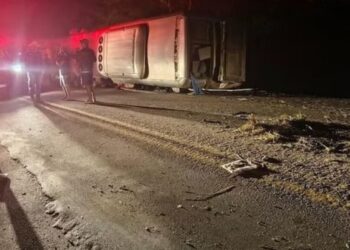 Al menos 15 personas han muerto en Brasil tras un accidente de autobús que chocó y volcó.
