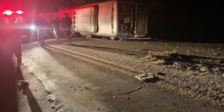 Al menos 15 personas han muerto en Brasil tras un accidente de autobús que chocó y volcó.