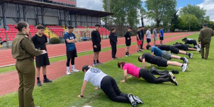 Jóvenes de la provincia del Biobío se presentaron a una jornada de pruebas físicas para aspirar a Carabineros.