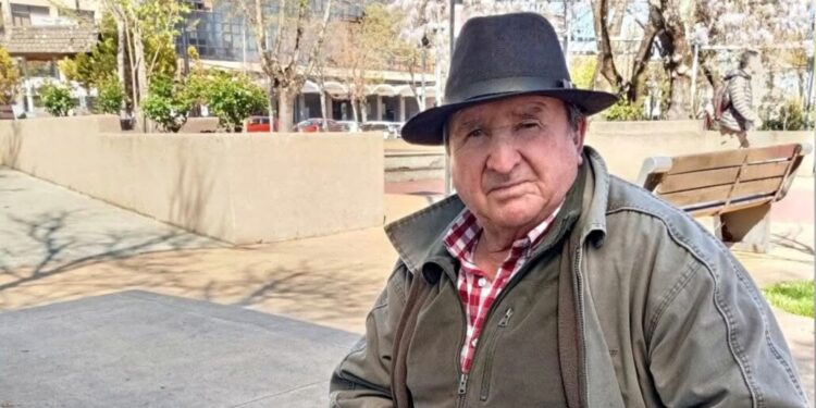 El último lustrabotas de Los Ángeles: un legado viviente de una época olvidada.