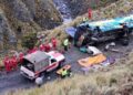 Un bus se deslizó más de 600 metros por un barranco en Bolivia, dejando al menos 15 muertos y varios heridos.