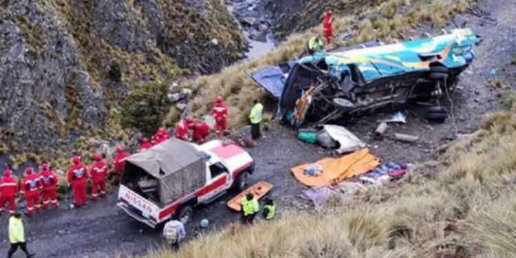 Un bus se deslizó más de 600 metros por un barranco en Bolivia, dejando al menos 15 muertos y varios heridos.