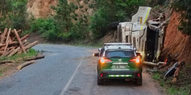 Trágico accidente de camión causa la muerte del conductor en Nacimiento.