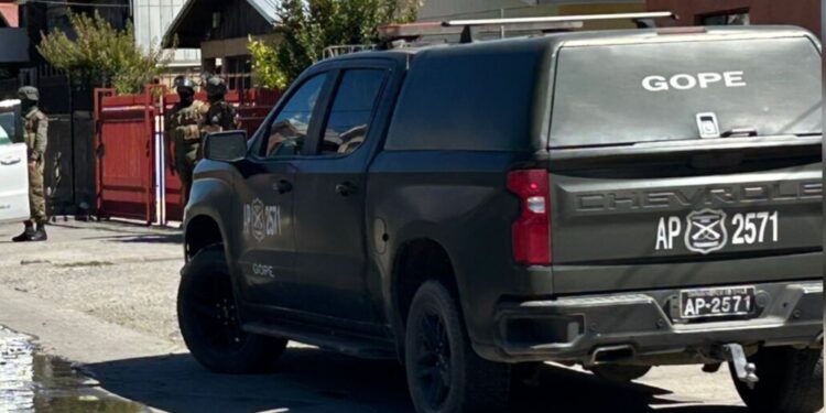 Al menos cuatro personas han sido arrestadas tras un allanamiento masivo en Los Ángeles y Nacimiento.