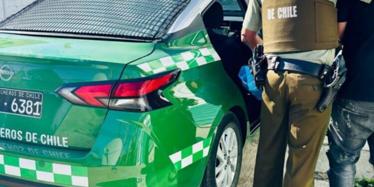 Delincuente se disfrazó de TENS y entró a robar en una farmacia de Los Ángeles.