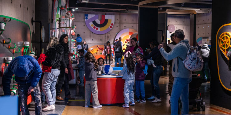 Presidente Boric festeja la semana de la ciencia en el MIM.