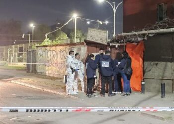 Hombre es asesinado a balazos en un block de departamentos en Quilicura.