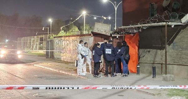 Hombre es asesinado a balazos en un block de departamentos en Quilicura.