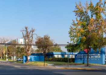 Tres sobrevivientes del accidente aéreo en Campos de Hielo Sur fueron trasladados al Hospital de la FACh.