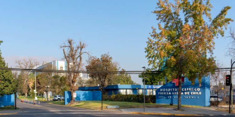 Tres sobrevivientes del accidente aéreo en Campos de Hielo Sur fueron trasladados al Hospital de la FACh.