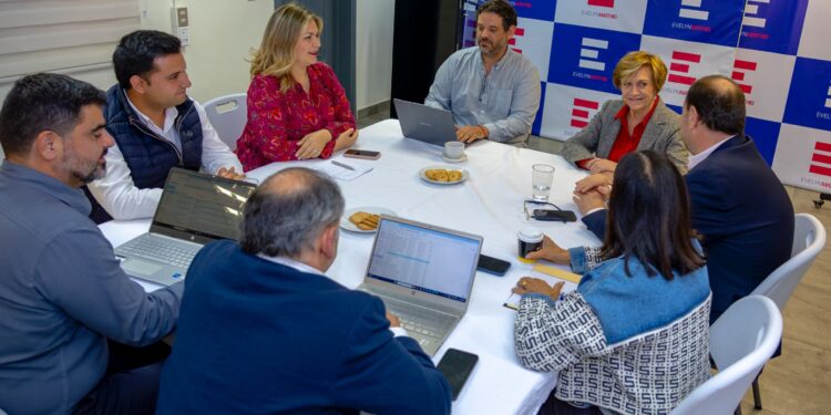 Evelyn Matthei lanza plataforma para integrar a apoderados de mesas en todo Chile.