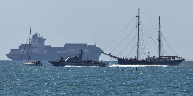 Flotilla humanitaria hacia Gaza se reduce a un solo barco tras ser interceptada por Israel en el Mediterráneo.