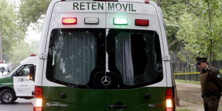 Hombre de 33 años muere en la patrulla policial tras ser arrestado por violencia intrafamiliar en La Serena.