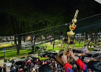 En Parral, el campeón mundial de karate recibe un recibimiento masivo.